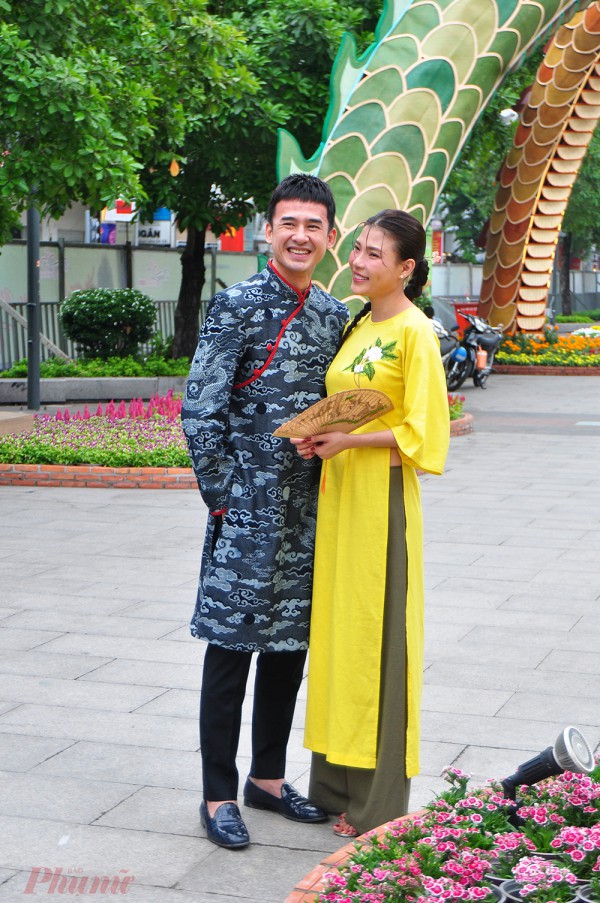 Á hậu, người mẫu, diễn viên diện áo dài xuân "check-in" đường hoa Nguyễn Huệ sớm