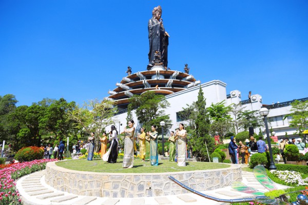 Hàng chục ngàn du khách đến Tây Ninh, Đà Nẵng du xuân, cầu an
