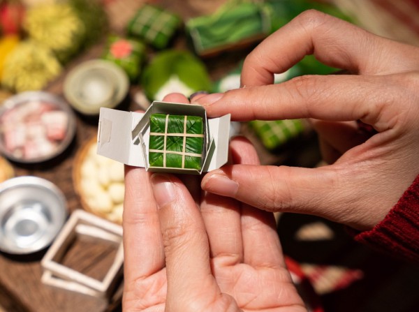 Cô gái Hà Nội tái hiện mâm cỗ cổ truyền ngày Tết của người Việt bằng phiên bản tí hon