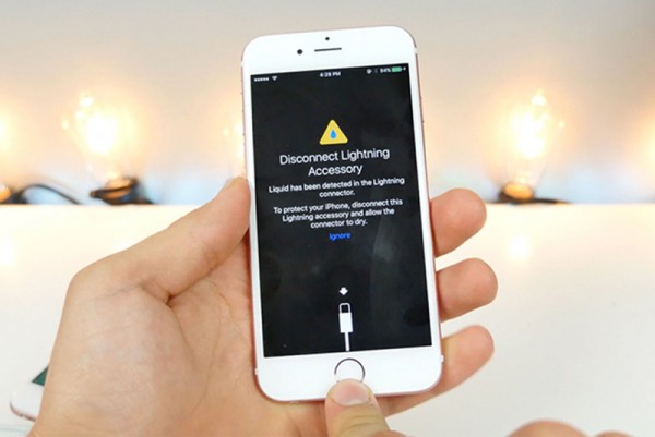 Apple hướng dẫn cách xử lý iPhone khi rơi vào nước