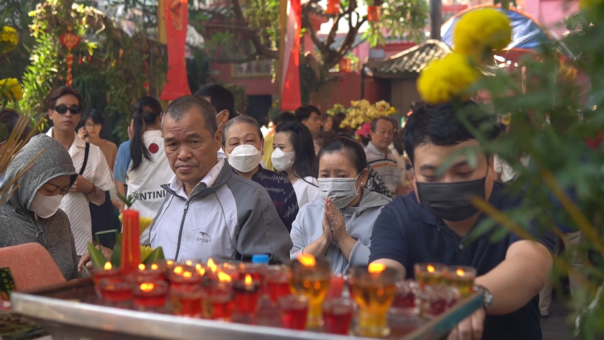 Hàng ngàn người đội nắng đợi đến giữa trưa để vào chùa cầu an ngày vía Ngọc Hoàng