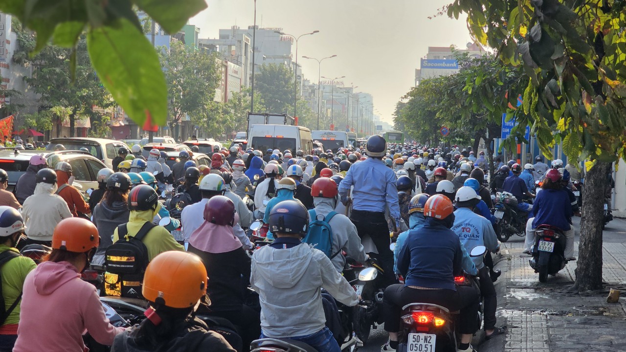 Người dân, học sinh đi học đi làm lại đường phố chật kín người xe sau tết- Ảnh 3.