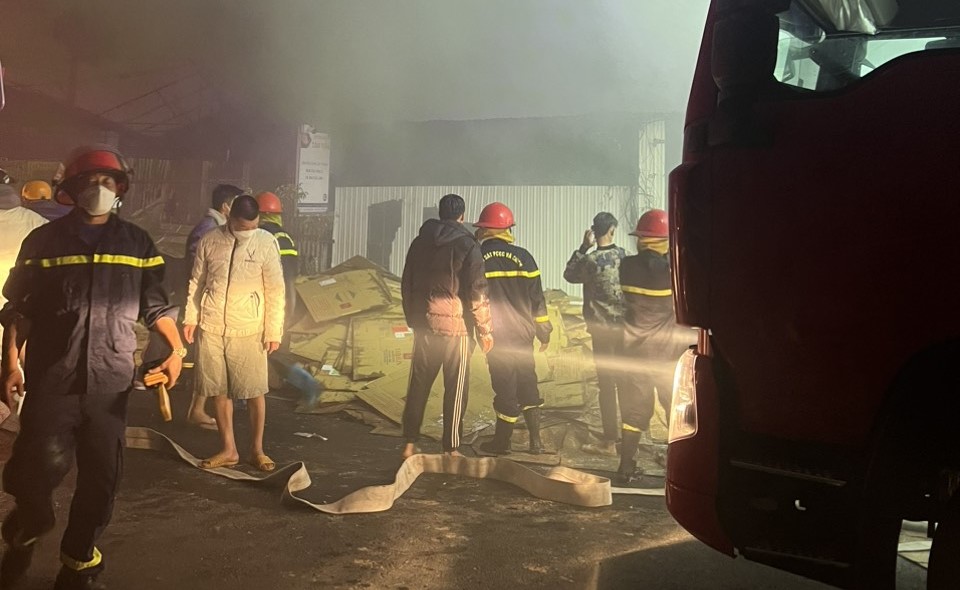 Điều tra vụ cháy kho hàng trong đêm ở Lâm Đồng- Ảnh 2. Điều tra vụ cháy kho hàng trong đêm ở Lâm Đồng- Ảnh 2.