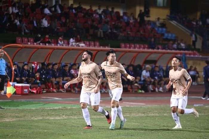 CLB Công an Hà Nội giành chiến thắng trong trận ra mắt HLV Kiatisuk