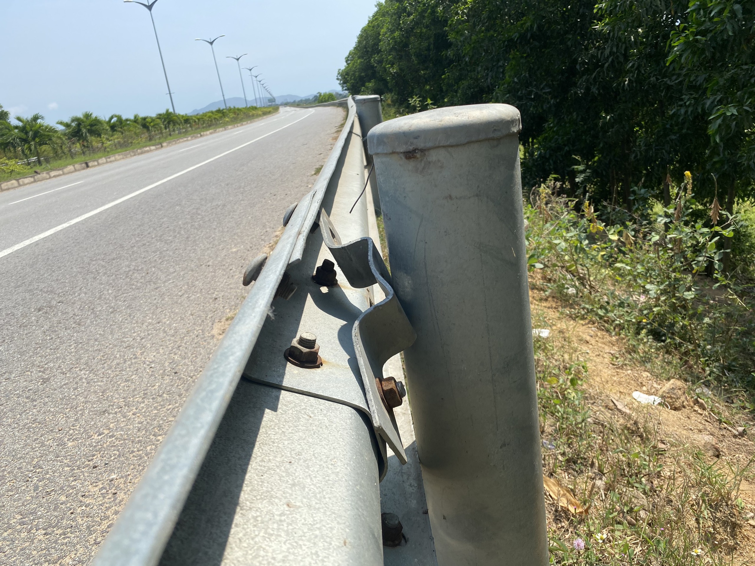 Bình Định: Báo động nạn tháo trộm bu lông, ốc vít trên QL19- Ảnh 2. Bình Định: Báo động nạn tháo trộm bu lông, ốc vít trên QL19- Ảnh 2.