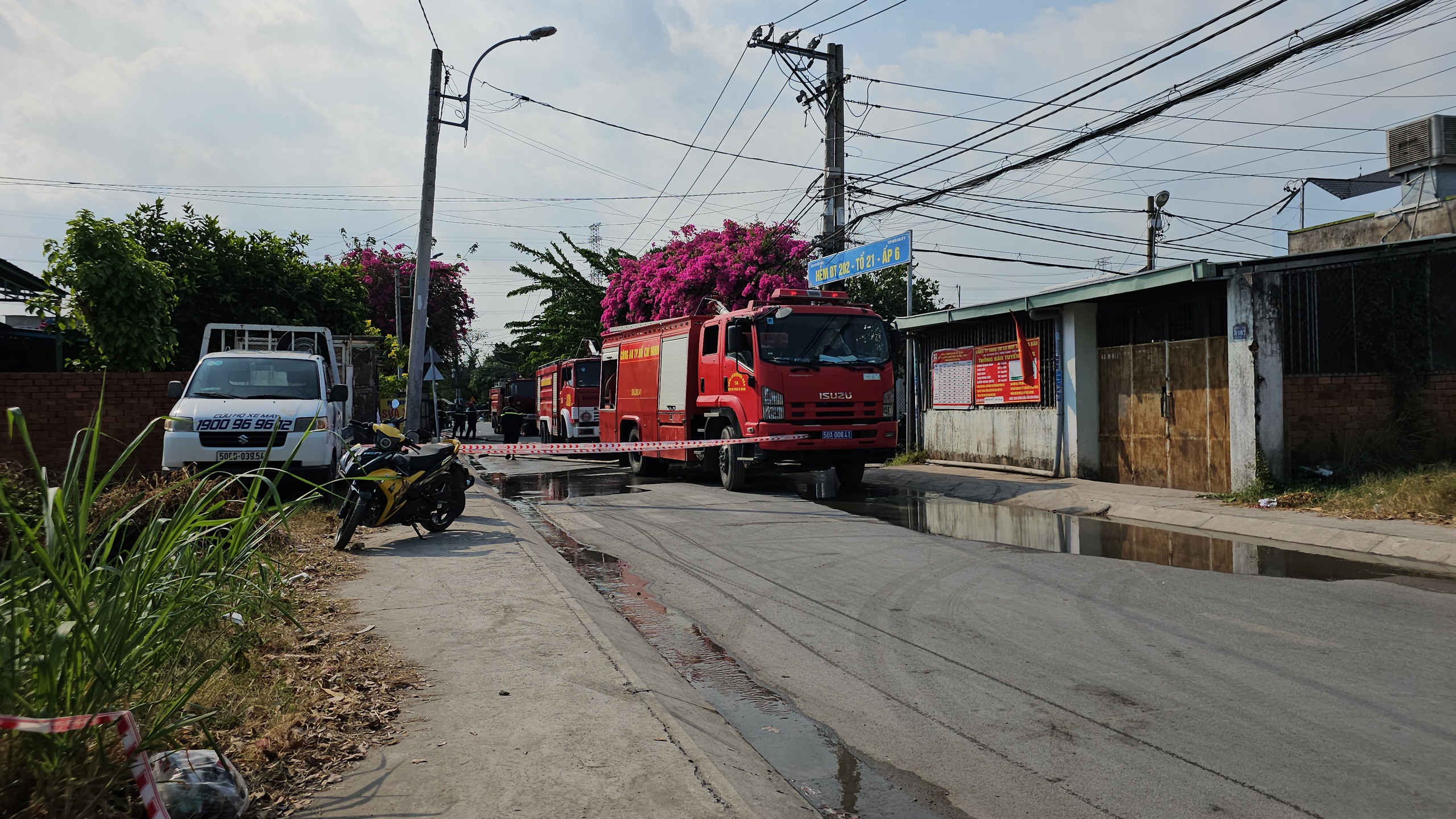 Phong tỏa đường nhiều giờ để chữa cháy các cơ sở sản xuất ở Hóc Môn- Ảnh 3.