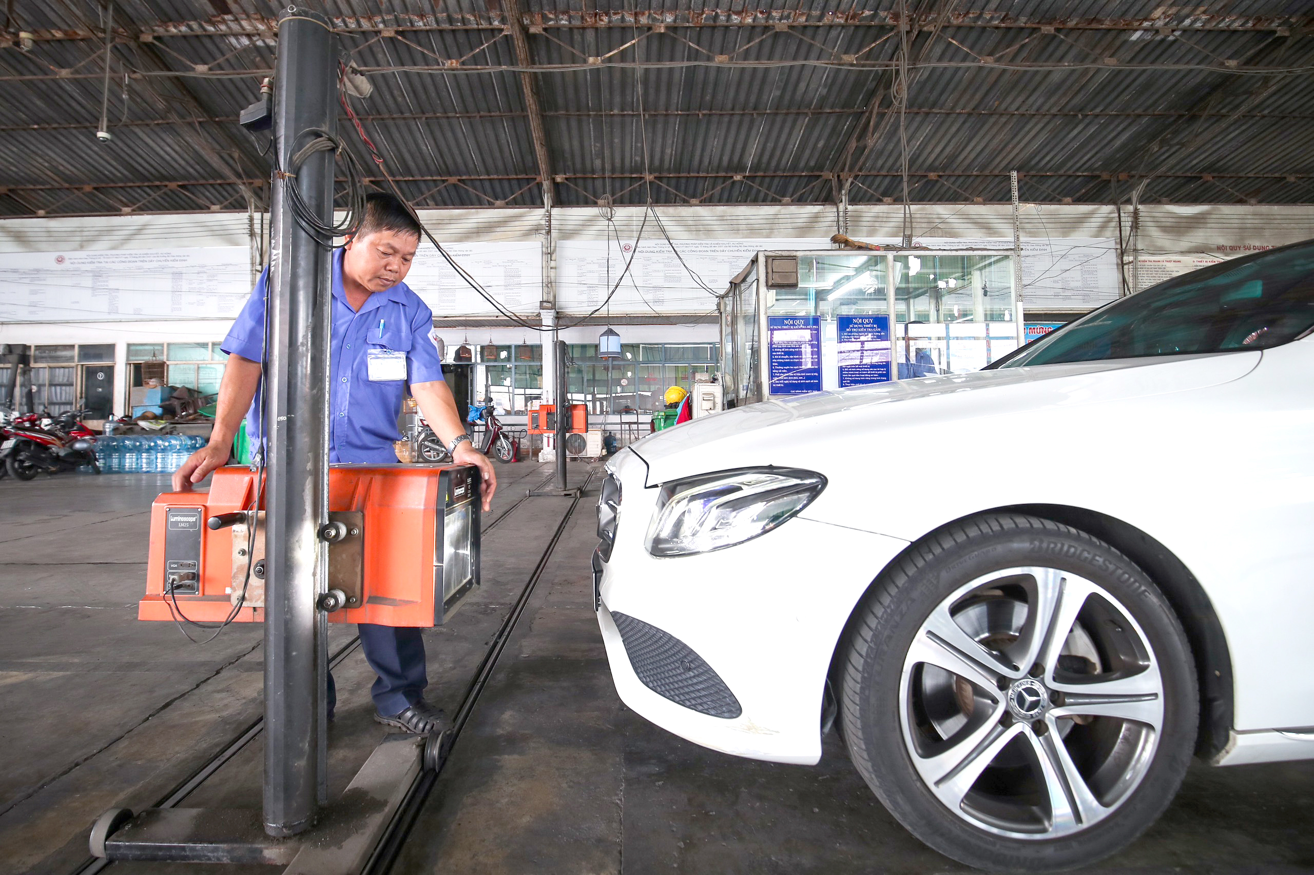 Đầu năm lại lo đăng kiểm ùn tắc- Ảnh 2. Đầu năm lại lo đăng kiểm ùn tắc- Ảnh 2.