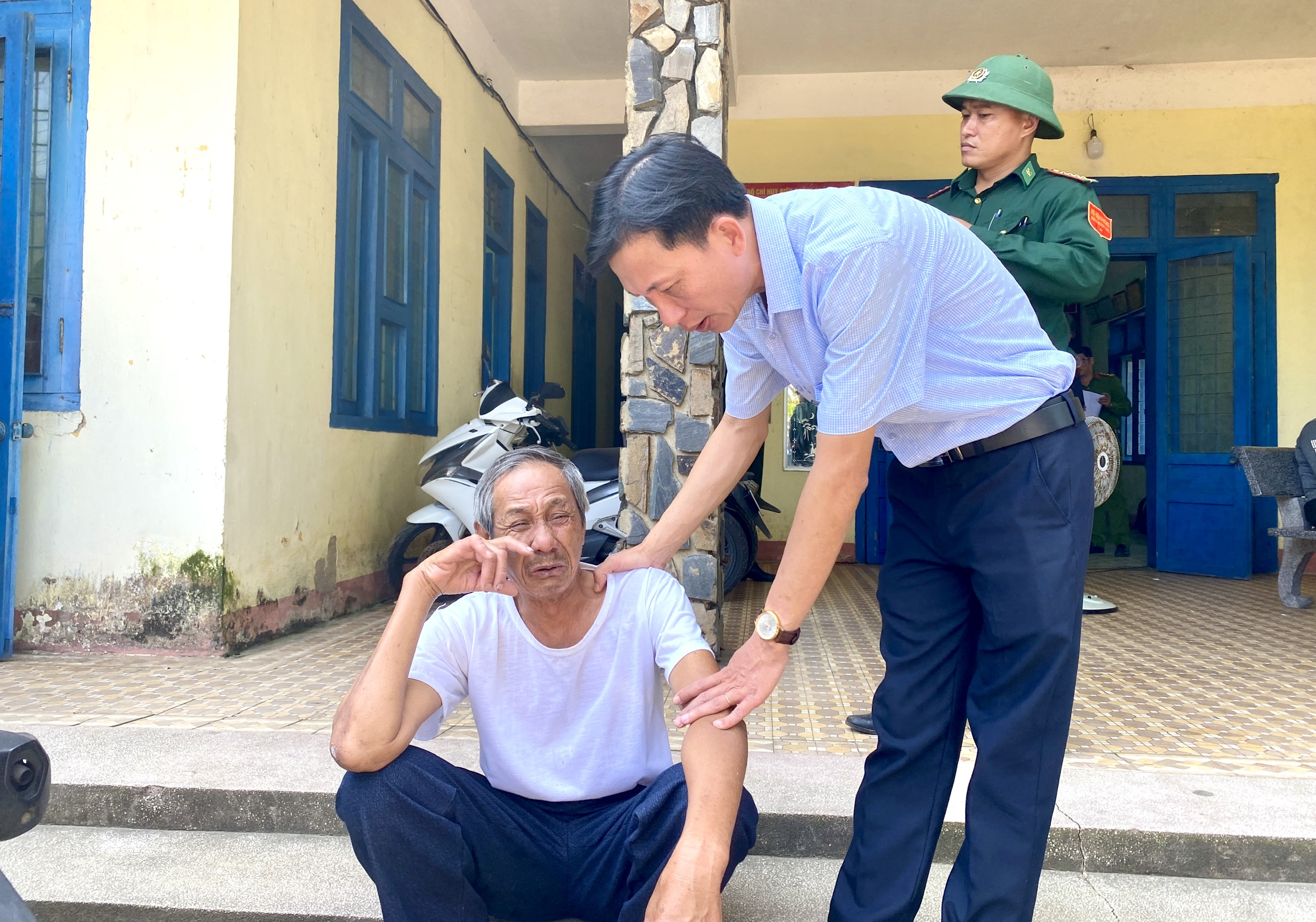 Ngã quỵ khi nghe tin tàu cá bị đâm chìm, người thân mất tích- Ảnh 4.