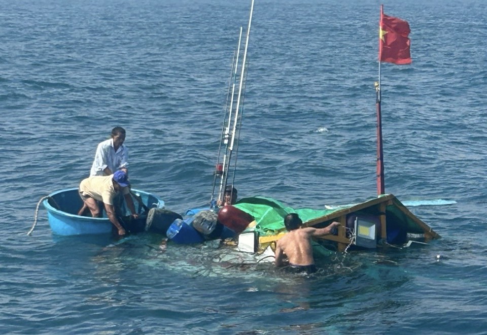 Ngã quỵ khi nghe tin tàu cá bị đâm chìm, người thân mất tích- Ảnh 7.