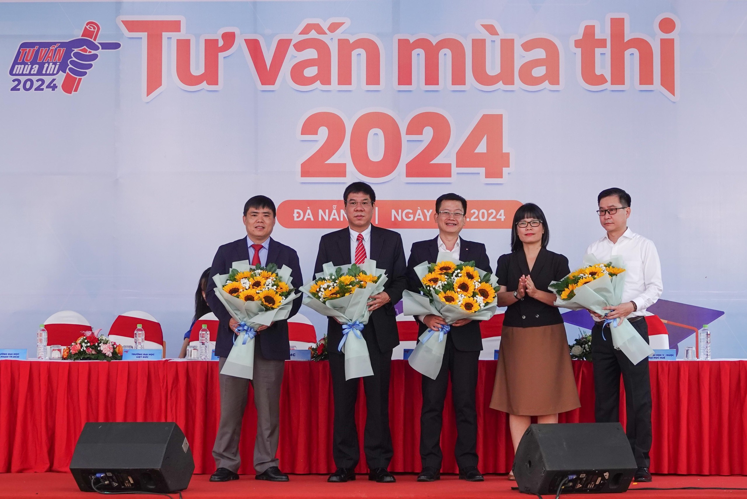 Bộ GD-ĐT nói gì về chứng chỉ, điểm cộng, miễn thi ngoại ngữ tốt nghiệp THPT 2024?- Ảnh 2.