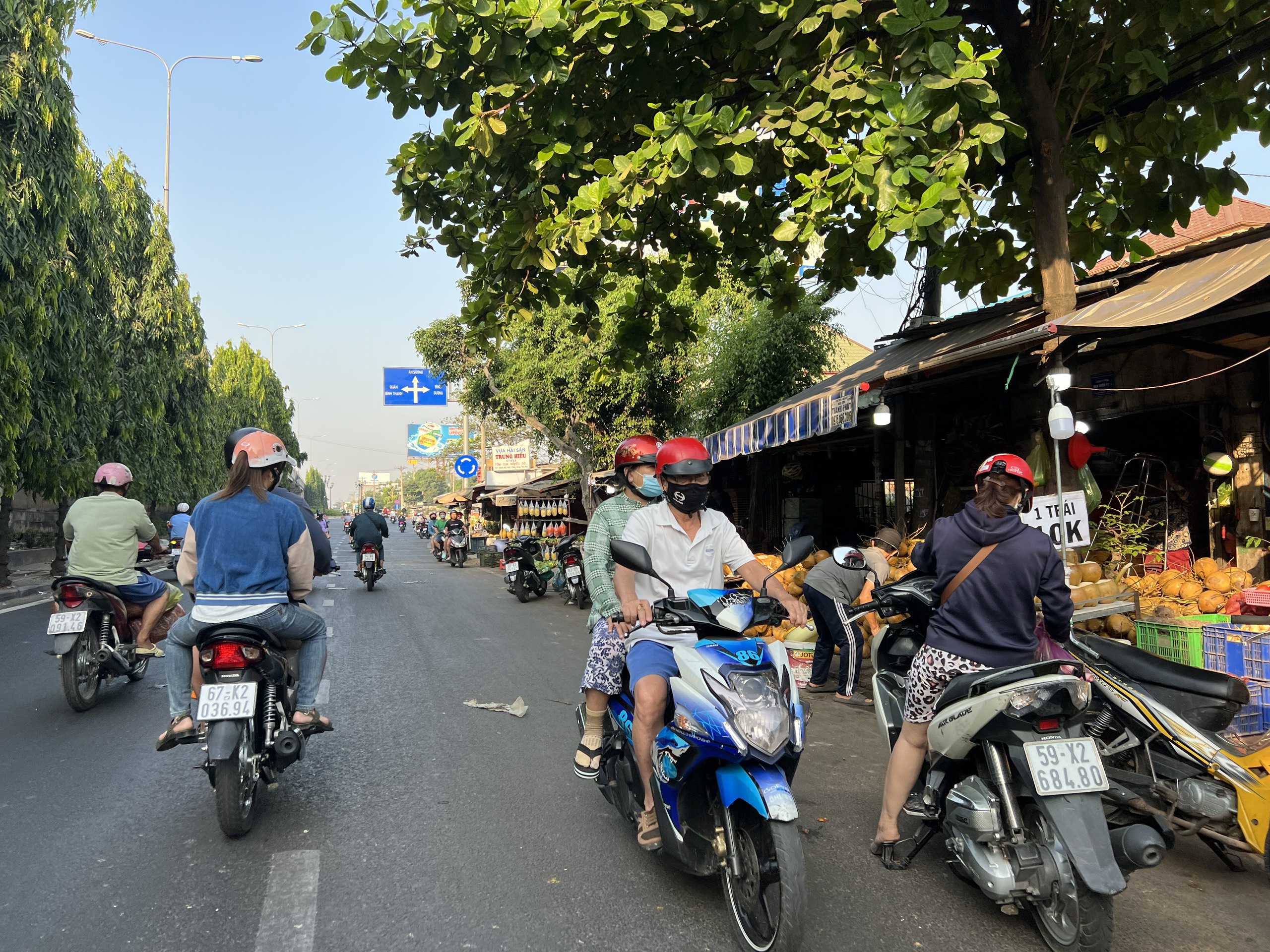 Giao thông bát nháo trước chợ đầu mối Thủ Đức, một phụ nữ tử vong- Ảnh 4.