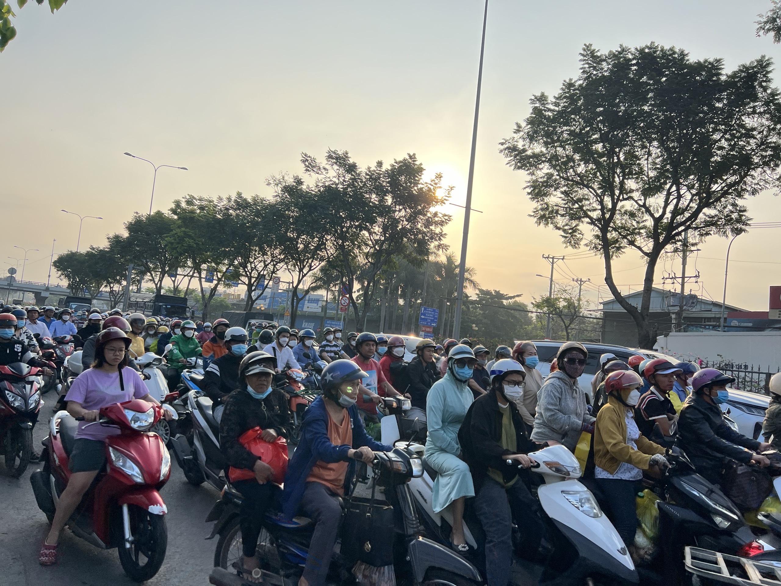 Giao thông bát nháo trước chợ đầu mối Thủ Đức, một phụ nữ tử vong- Ảnh 2.