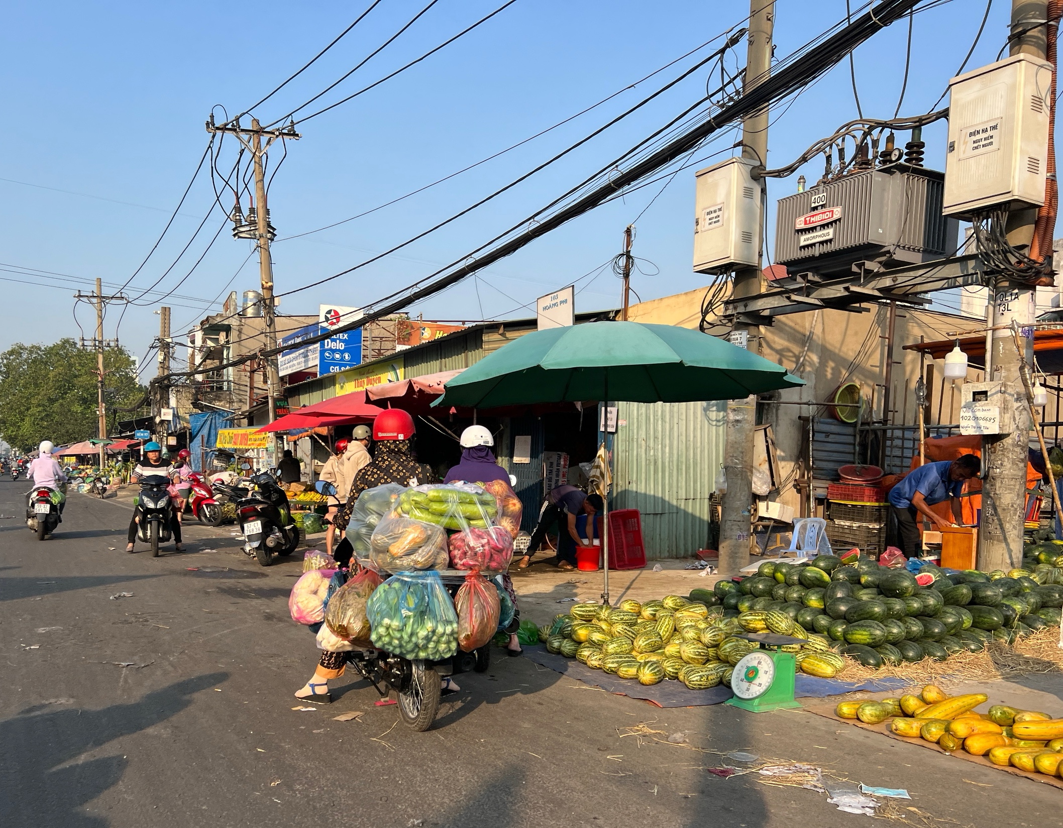 Giao thông bát nháo trước chợ đầu mối Thủ Đức, một phụ nữ tử vong- Ảnh 7.