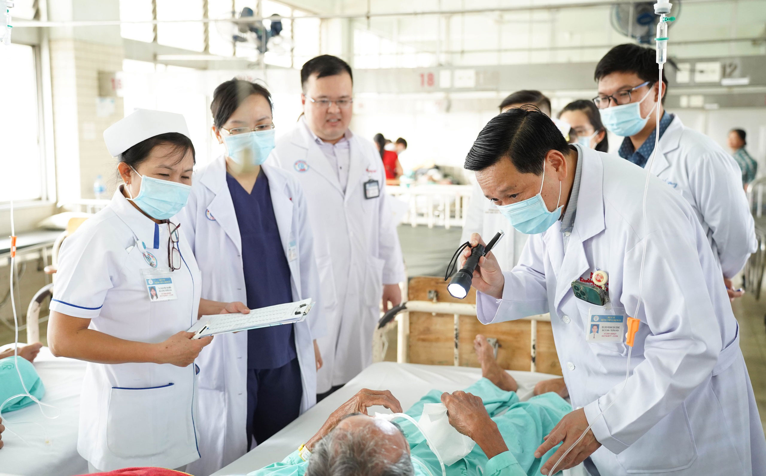 Y tế hiện đại: Cứu bệnh nhân, giữ chân bác sĩ- Ảnh 3.