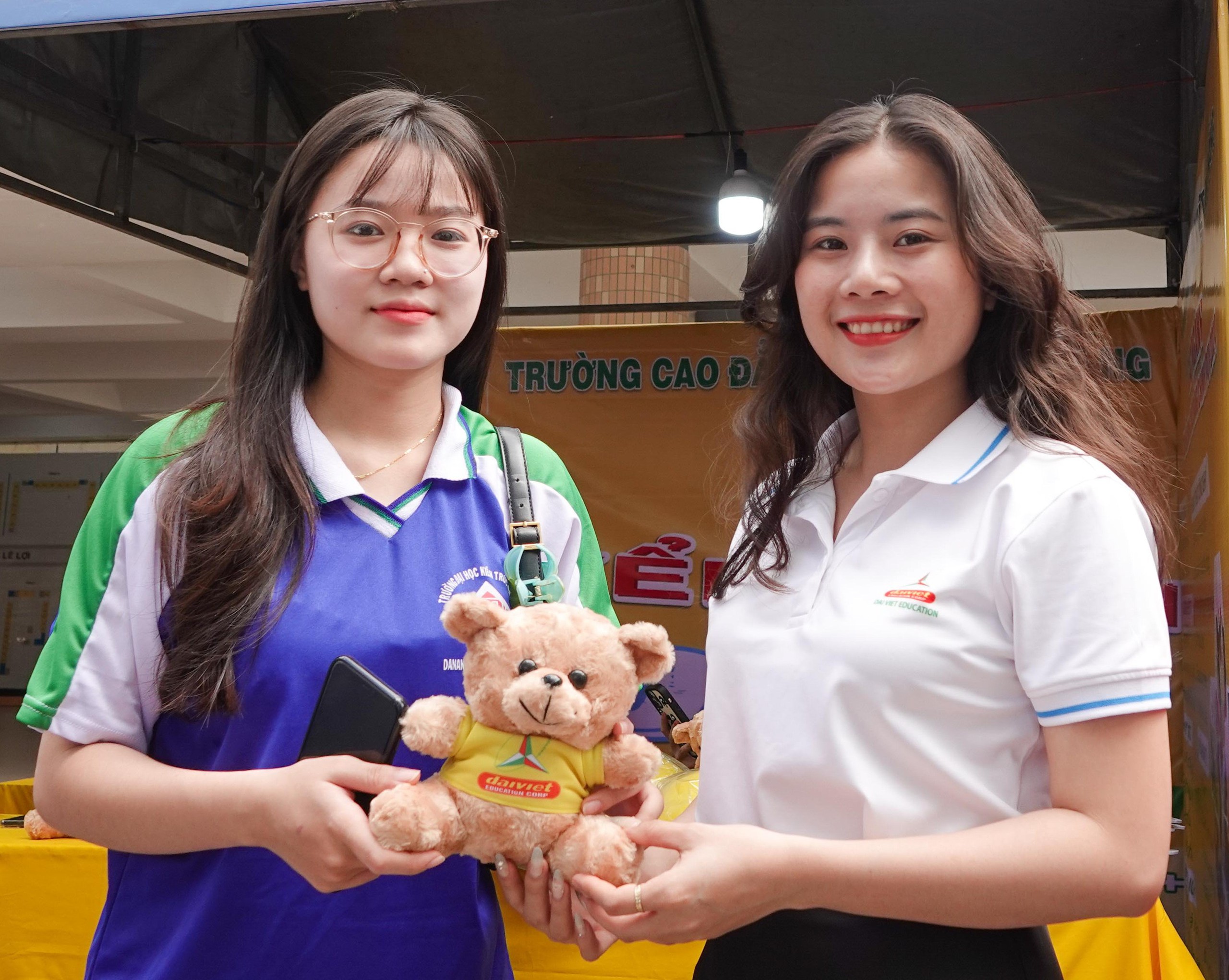 'Thu hoạch' lớn từ các gian hàng Tư vấn mùa thi- Ảnh 2.