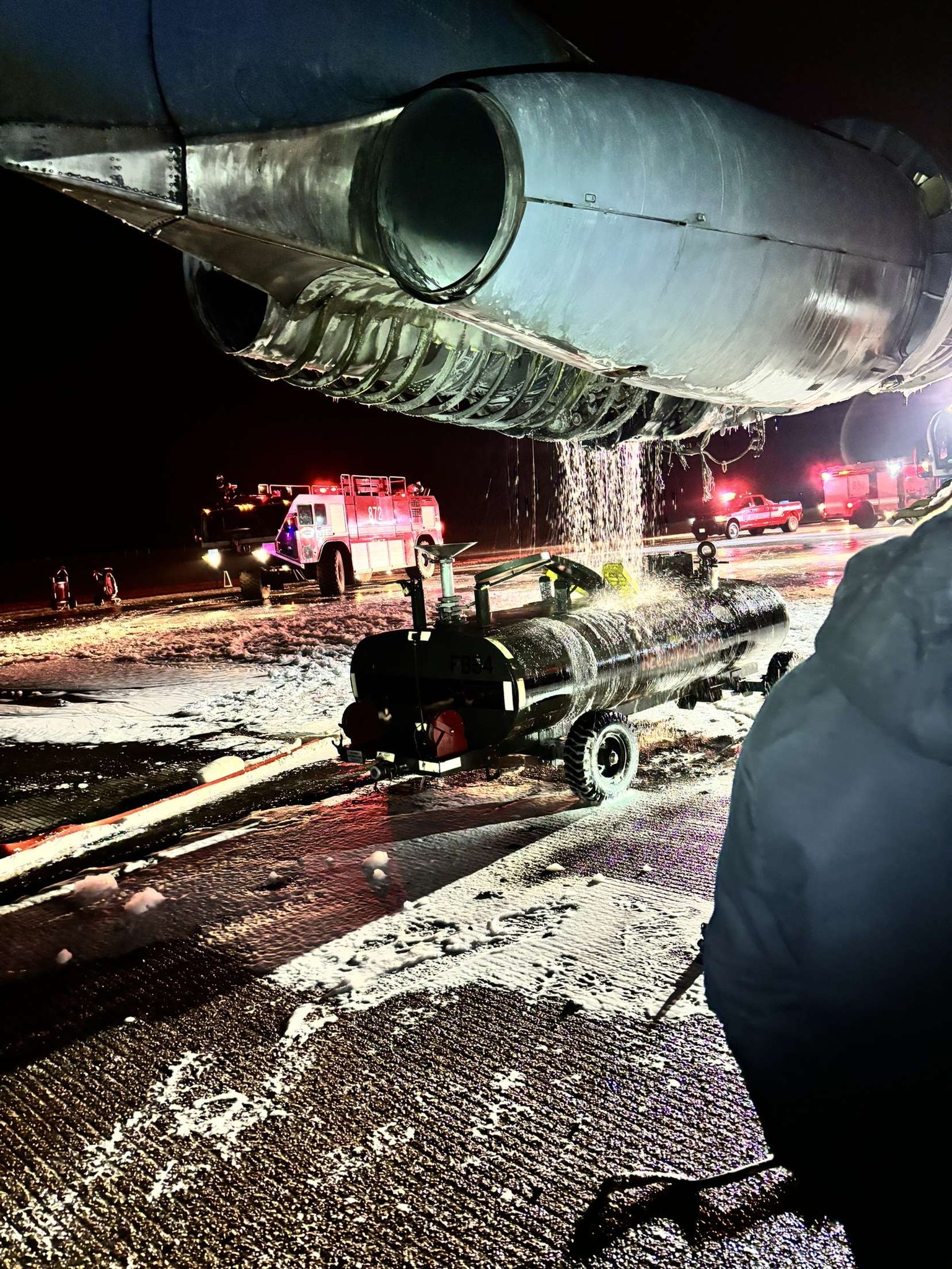 Động cơ cháy, pháo đài bay B-52 Mỹ hạ cánh khẩn- Ảnh 2.