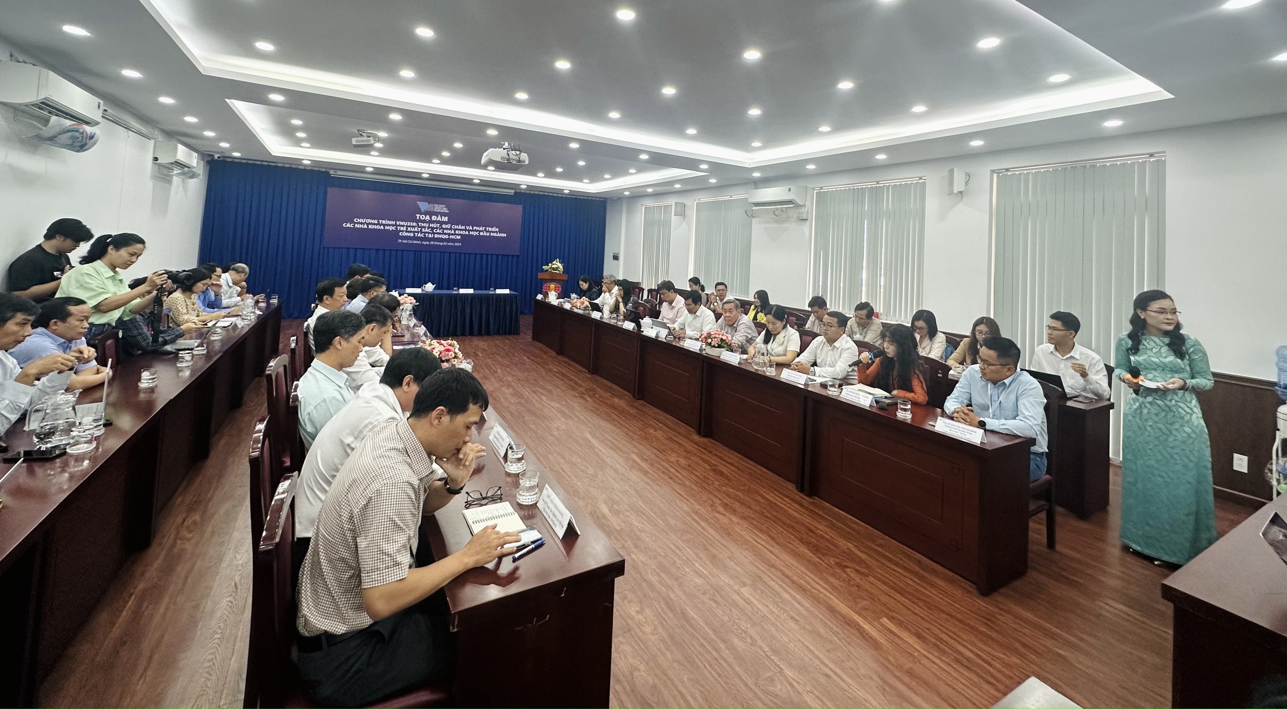 Giáo sư được trả 350 triệu đồng để làm việc tại một trường thuộc ĐH Quốc gia TP.HCM - Ảnh 2.