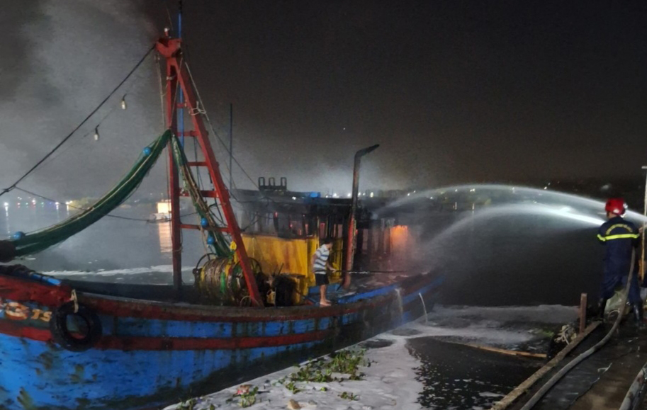 Hai tàu cá của ngư dân Quảng Ngãi bị cháy lúc nửa đêm- Ảnh 2.