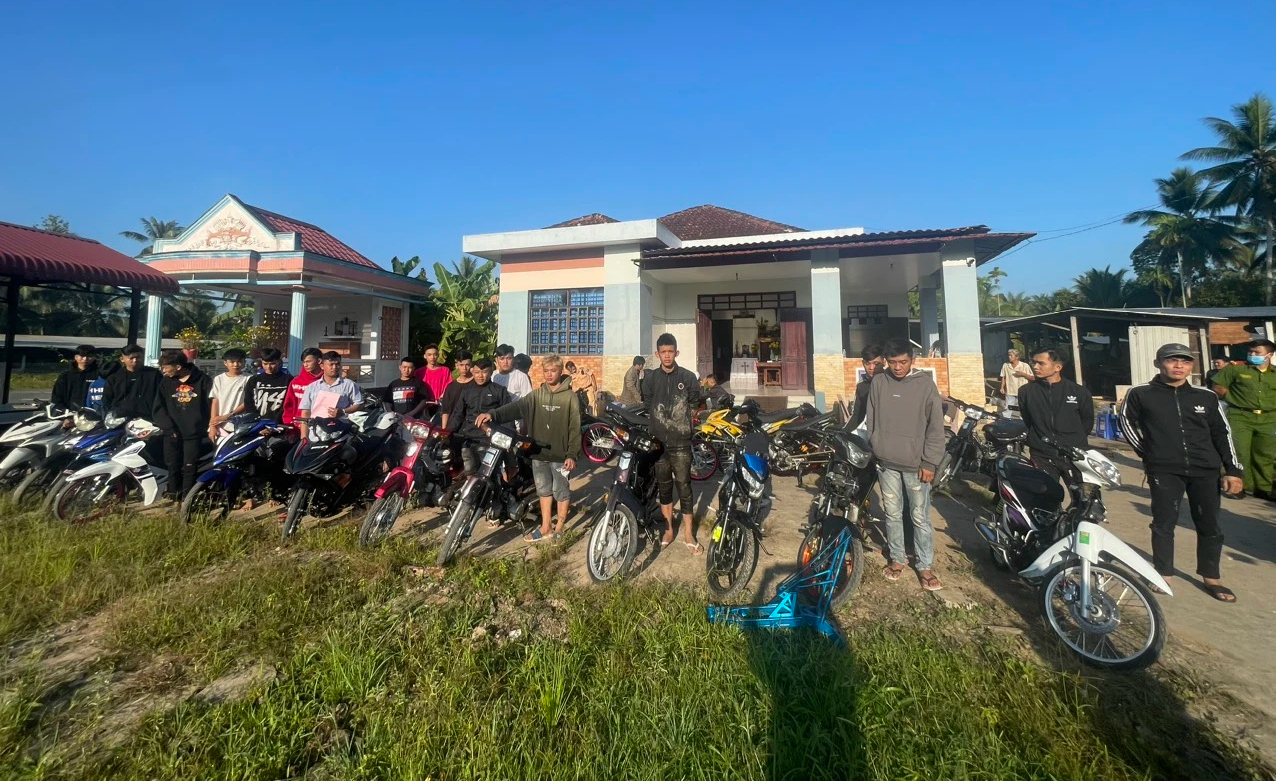 Bến Tre: Ngăn chặn kịp thời hàng chục thanh thiếu niên đua xe trái phép- Ảnh 1. Bến Tre: Ngăn chặn kịp thời hàng chục thanh thiếu niên đua xe trái phép- Ảnh 1.