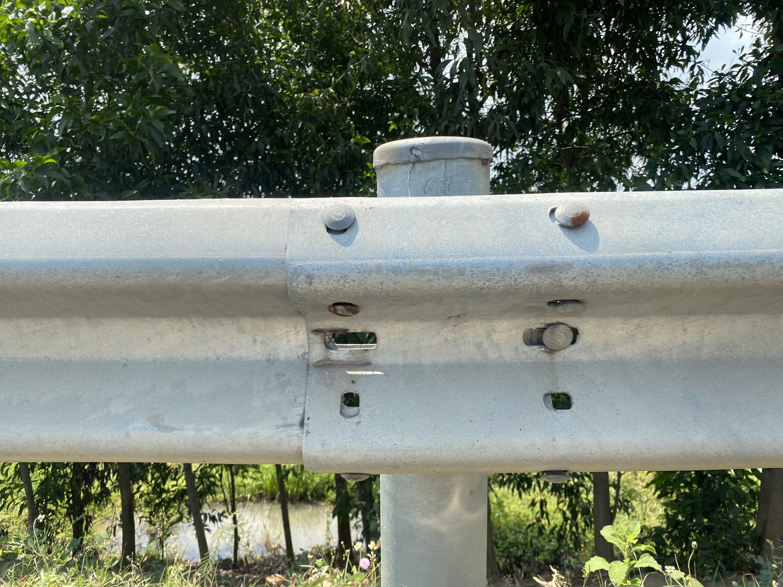 Bình Định: Báo động nạn tháo trộm bu lông, ốc vít trên QL19- Ảnh 1. Bình Định: Báo động nạn tháo trộm bu lông, ốc vít trên QL19- Ảnh 1.