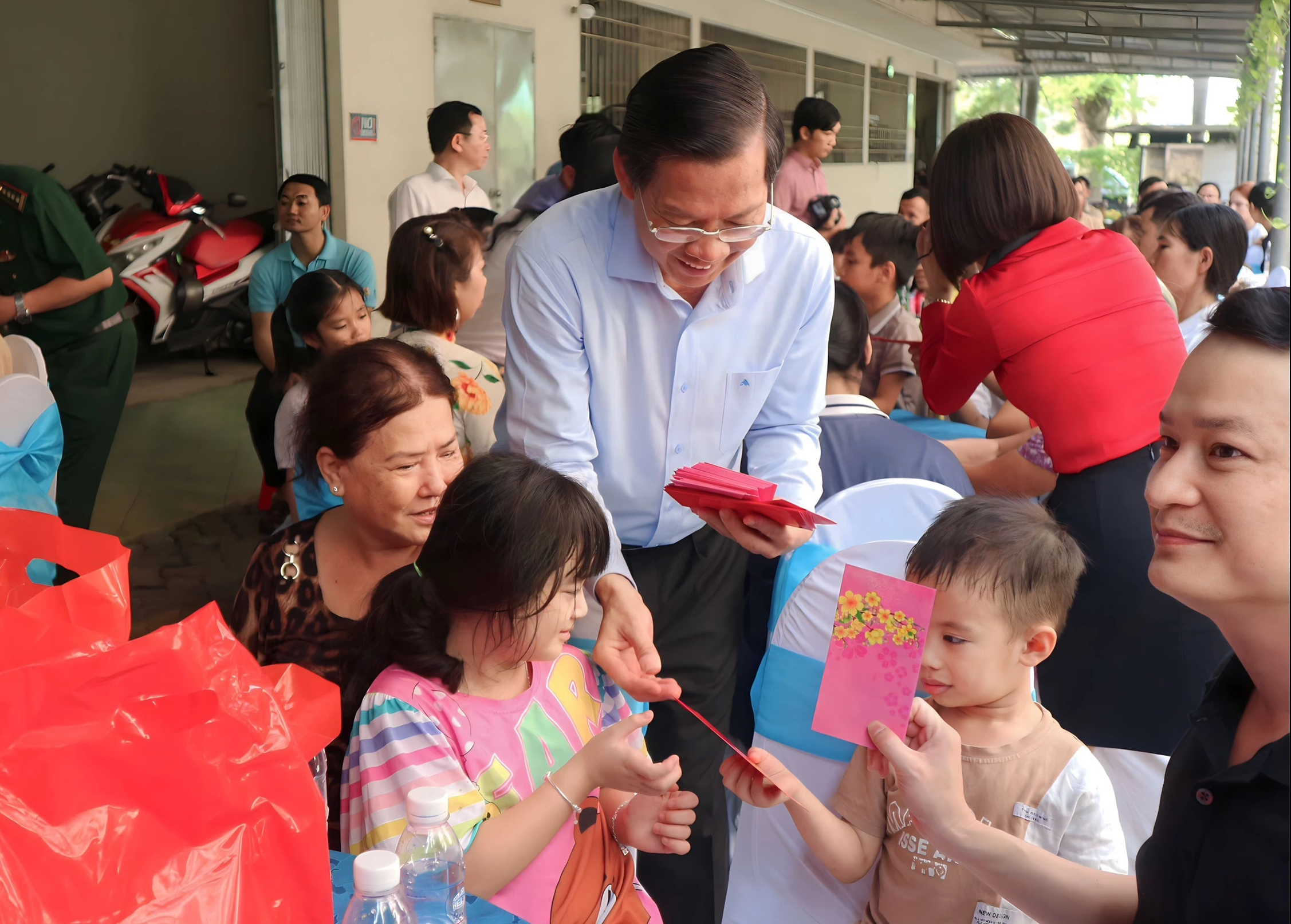 Chủ tịch Phan Văn Mãi thăm công nhân xa quê đón tết tại TP.HCM- Ảnh 1.