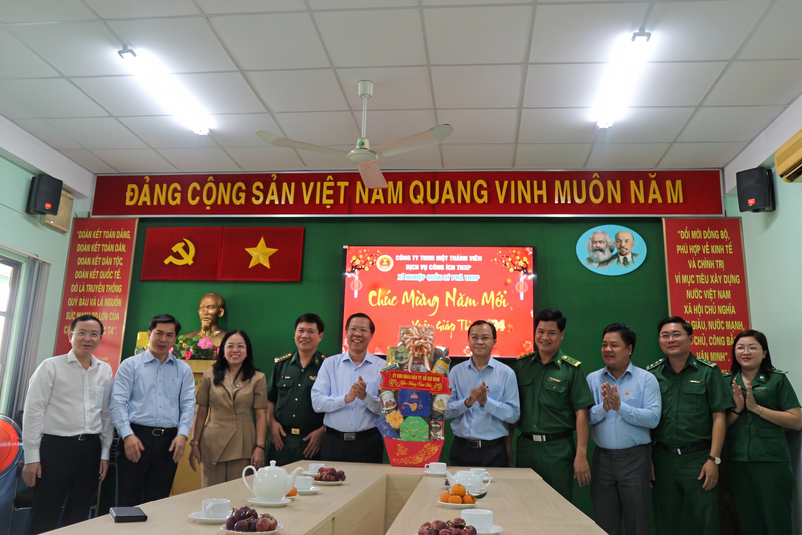 Chủ tịch Phan Văn Mãi thăm công nhân xa quê đón tết tại TP.HCM- Ảnh 2.