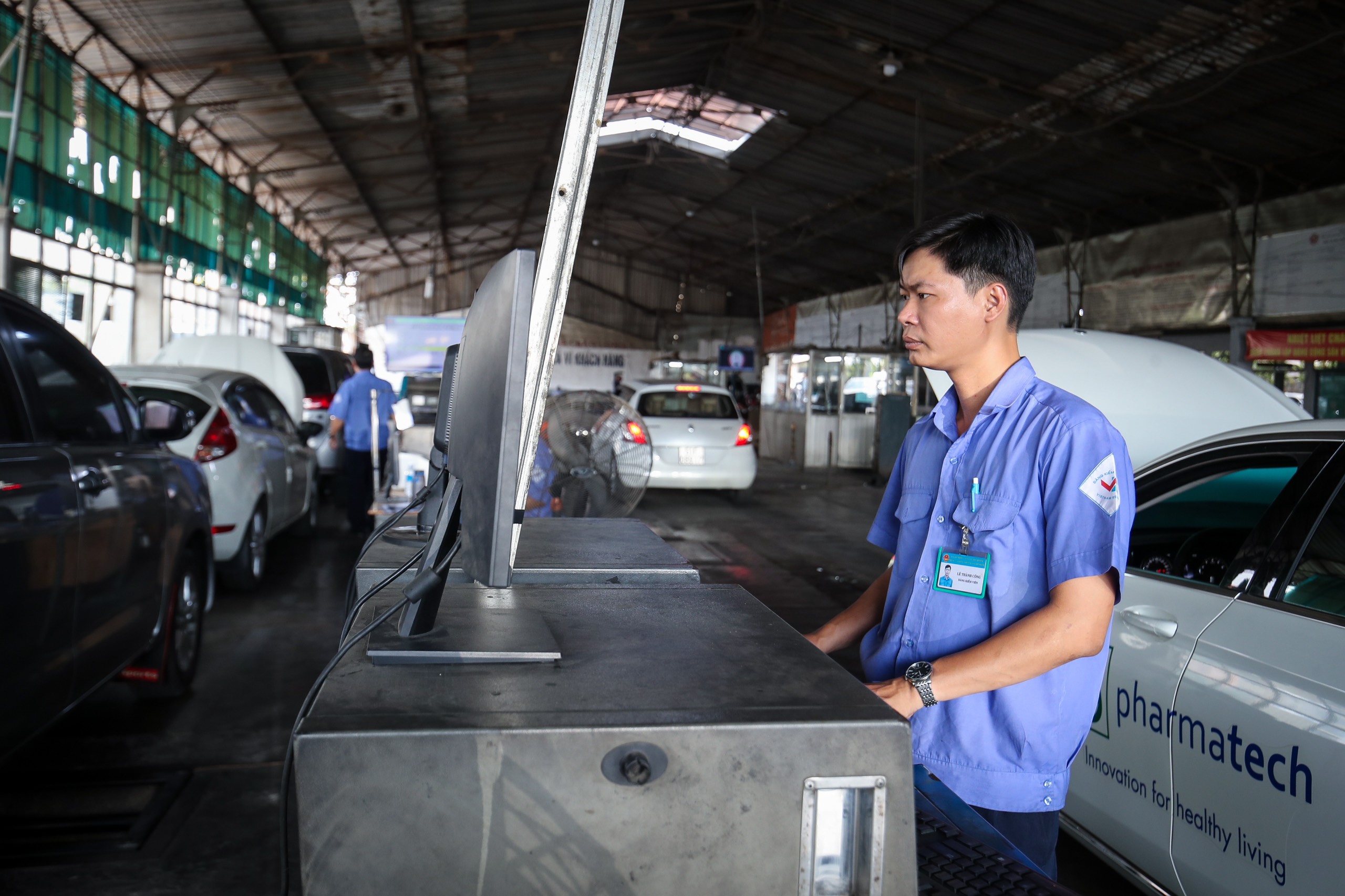 Đầu năm lại lo đăng kiểm ùn tắc- Ảnh 1. Đầu năm lại lo đăng kiểm ùn tắc- Ảnh 1.