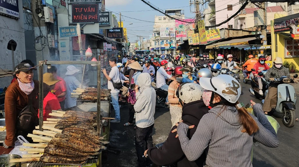 Người dân, học sinh đi học đi làm lại đường phố chật kín người xe sau tết- Ảnh 4.