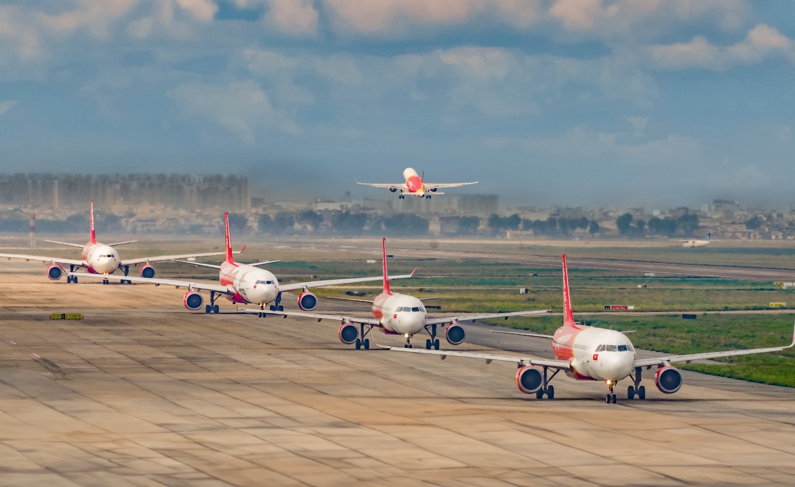 Hàng không 'căng mình' phục vụ hành khách những ngày cao điểm sát tết- Ảnh 1. Hàng không 'căng mình' phục vụ hành khách những ngày cao điểm sát tết- Ảnh 1.