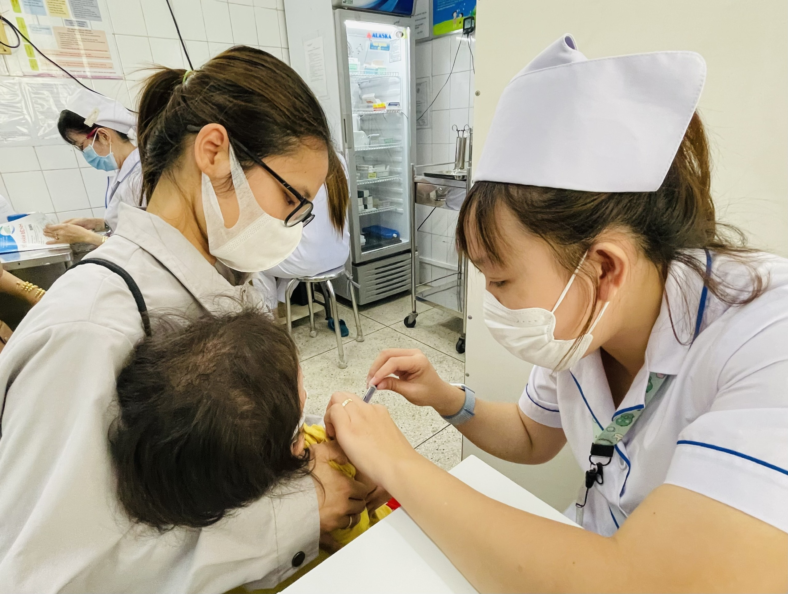Hàng ngàn người đi tiêm phòng bệnh dại dịp tết- Ảnh 1. Hàng ngàn người đi tiêm phòng bệnh dại dịp tết- Ảnh 1.