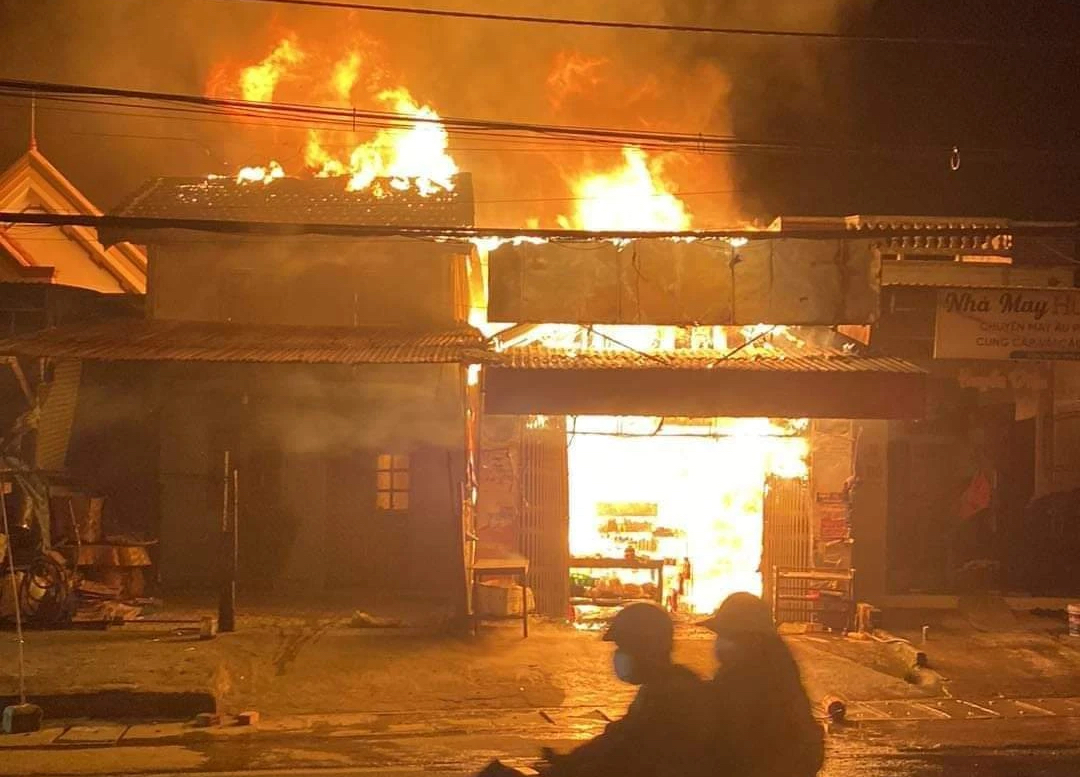 Hỏa hoạn đêm giao thừa làm cháy 2 ngôi nhà tại Kon Tum: Nghi do chập điện- Ảnh 1.