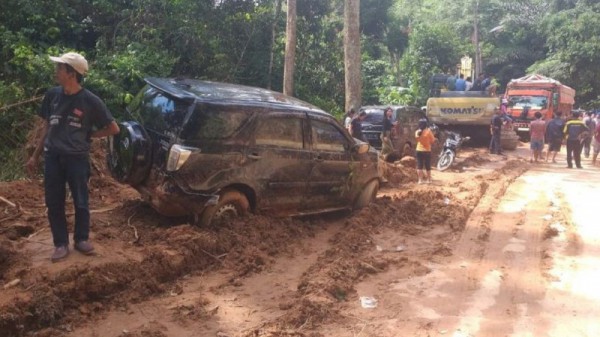 Indonesia: Lở vách đá trên quốc lộ khiến 16 người thương vong Indonesia: Lở vách đá trên quốc lộ khiến 16 người thương vong