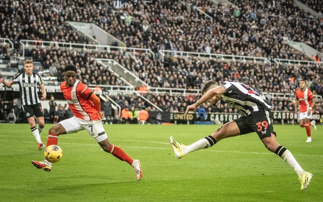 Newcastle bị cầm hòa trên sân nhà trước Luton Town