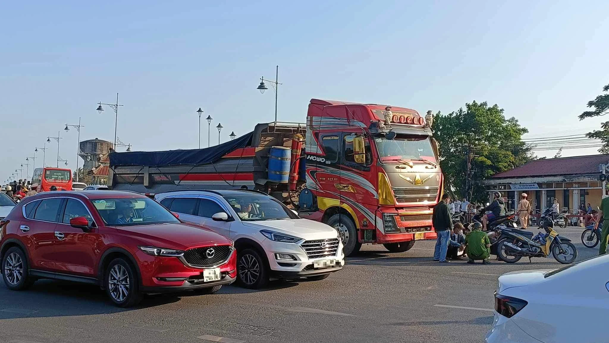 TP.Huế: Bị cuốn vào gầm xe đầu kéo, một người tử vong - Ảnh 1. TP.Huế: Bị cuốn vào gầm xe đầu kéo, một người tử vong - Ảnh 1.