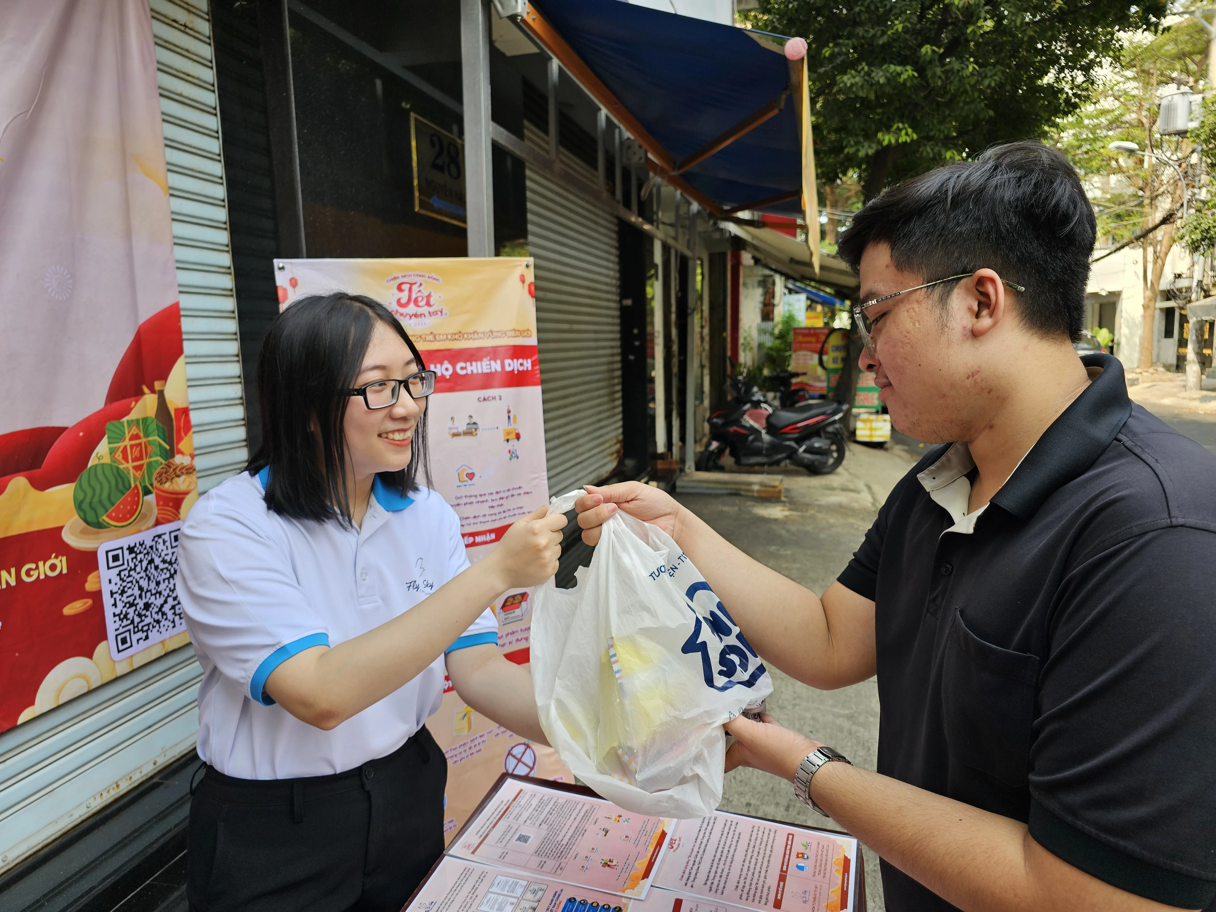 Từ bánh kẹo tết ăn không hết thành món quà ý nghĩa cho trẻ em vùng cao