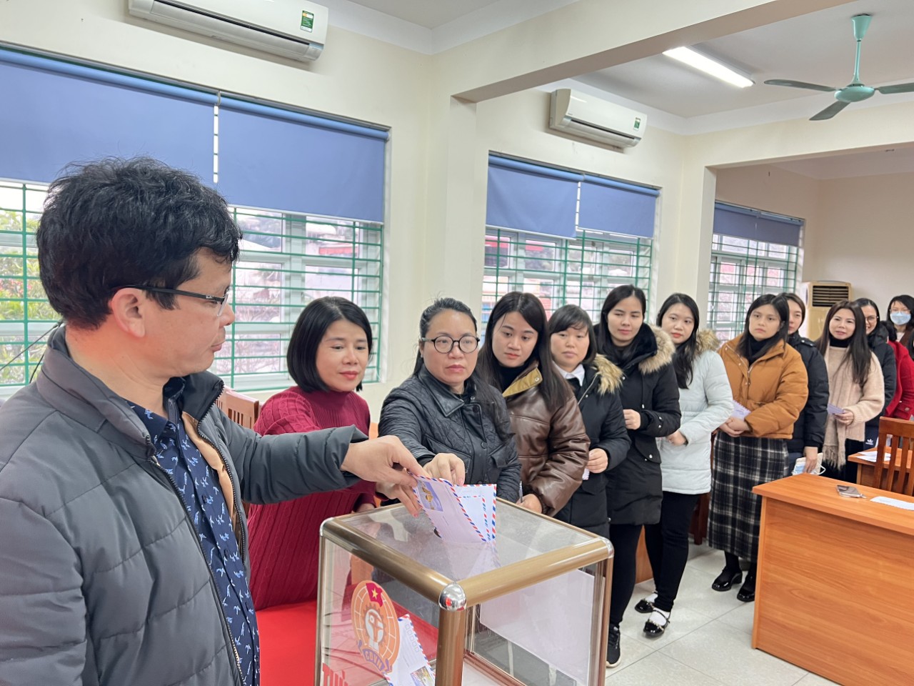 Ủng hộ gần 200 triệu đồng cho nữ sinh bị ngã từ tầng 4 xuống sân trường- Ảnh 2. Ủng hộ gần 200 triệu đồng cho nữ sinh bị ngã từ tầng 4 xuống sân trường- Ảnh 2.