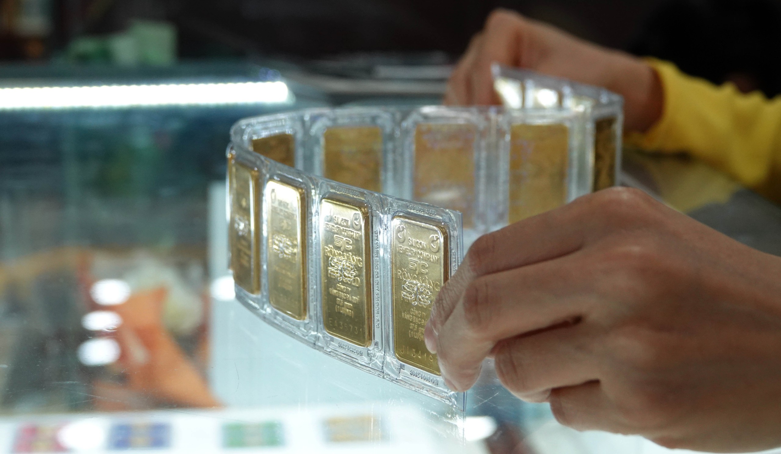 Vàng nhẫn lập kỷ lục mới, cao hơn thế giới lên 4 triệu đồng/lượng- Ảnh 1. Vàng nhẫn lập kỷ lục mới, cao hơn thế giới lên 4 triệu đồng/lượng- Ảnh 1.