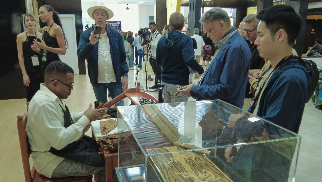 Xuất khẩu xì gà Cuba tăng mạnh- Ảnh 1. Xuất khẩu xì gà Cuba tăng mạnh- Ảnh 1.