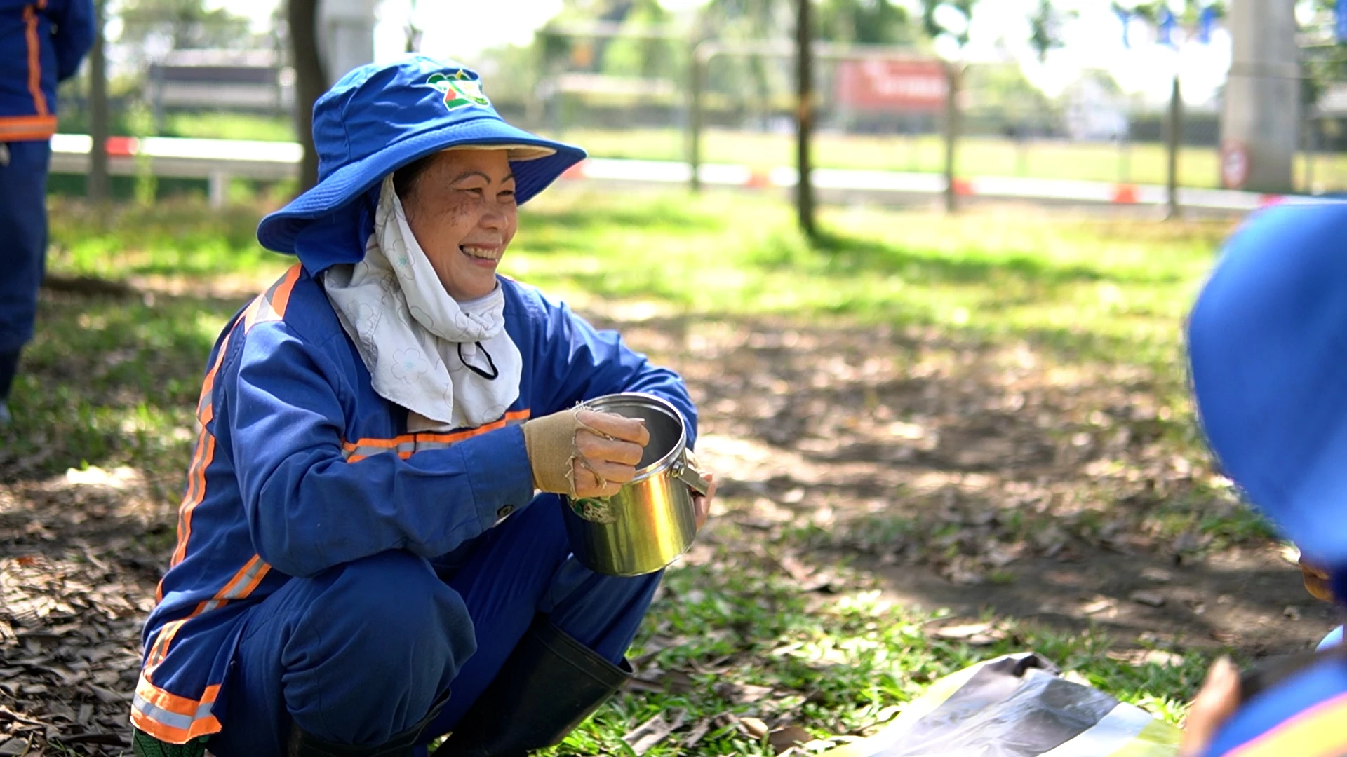 Nghề chăm sóc cây xanh: Nhọc nhằn mưu sinh giữa nắng gắt Sài Gòn