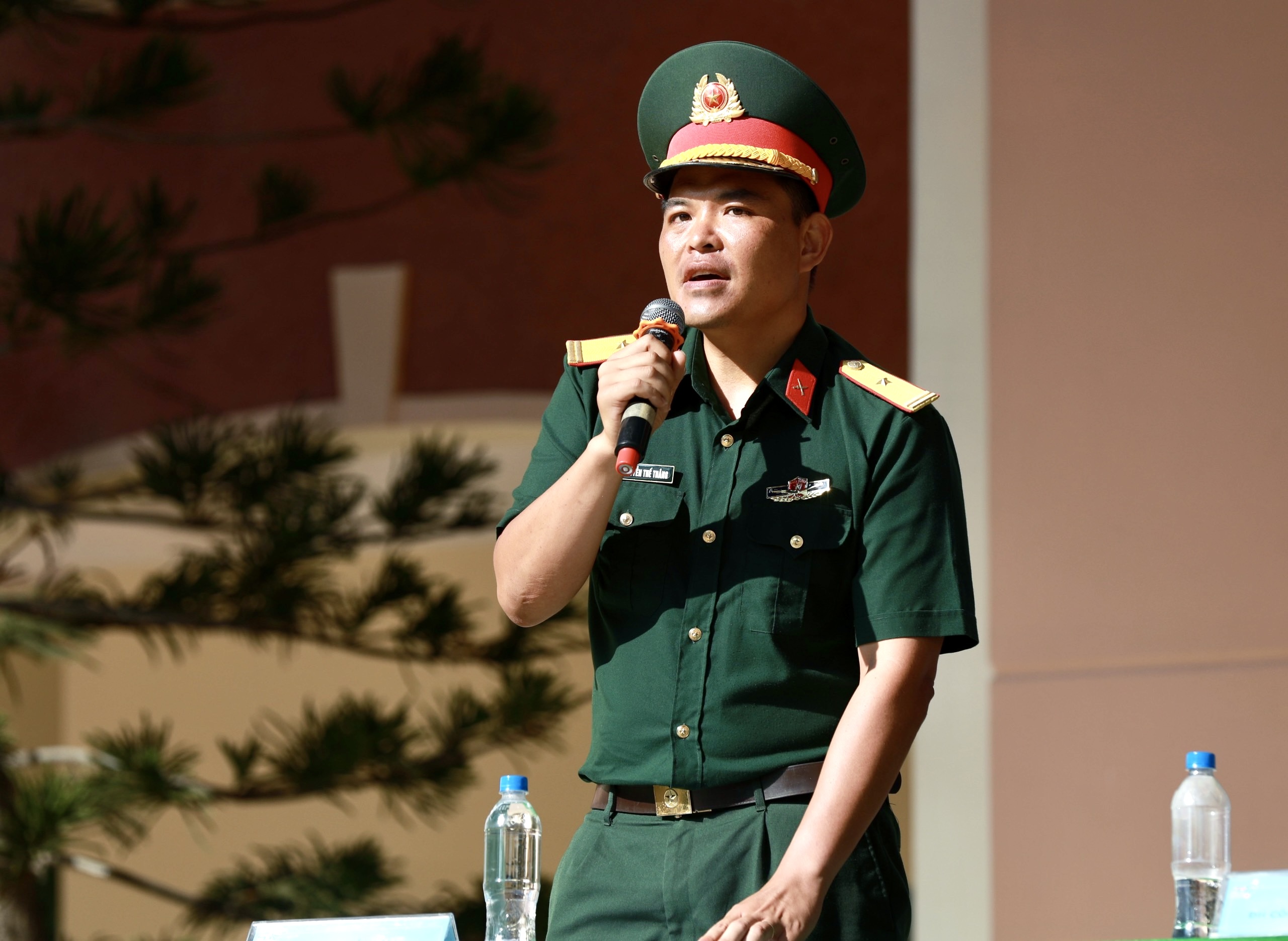 Chưa đủ tuổi mổ mắt cận có được sơ tuyển vào trường quân đội?- Ảnh 2. Chưa đủ tuổi mổ mắt cận có được sơ tuyển vào trường quân đội?- Ảnh 2.