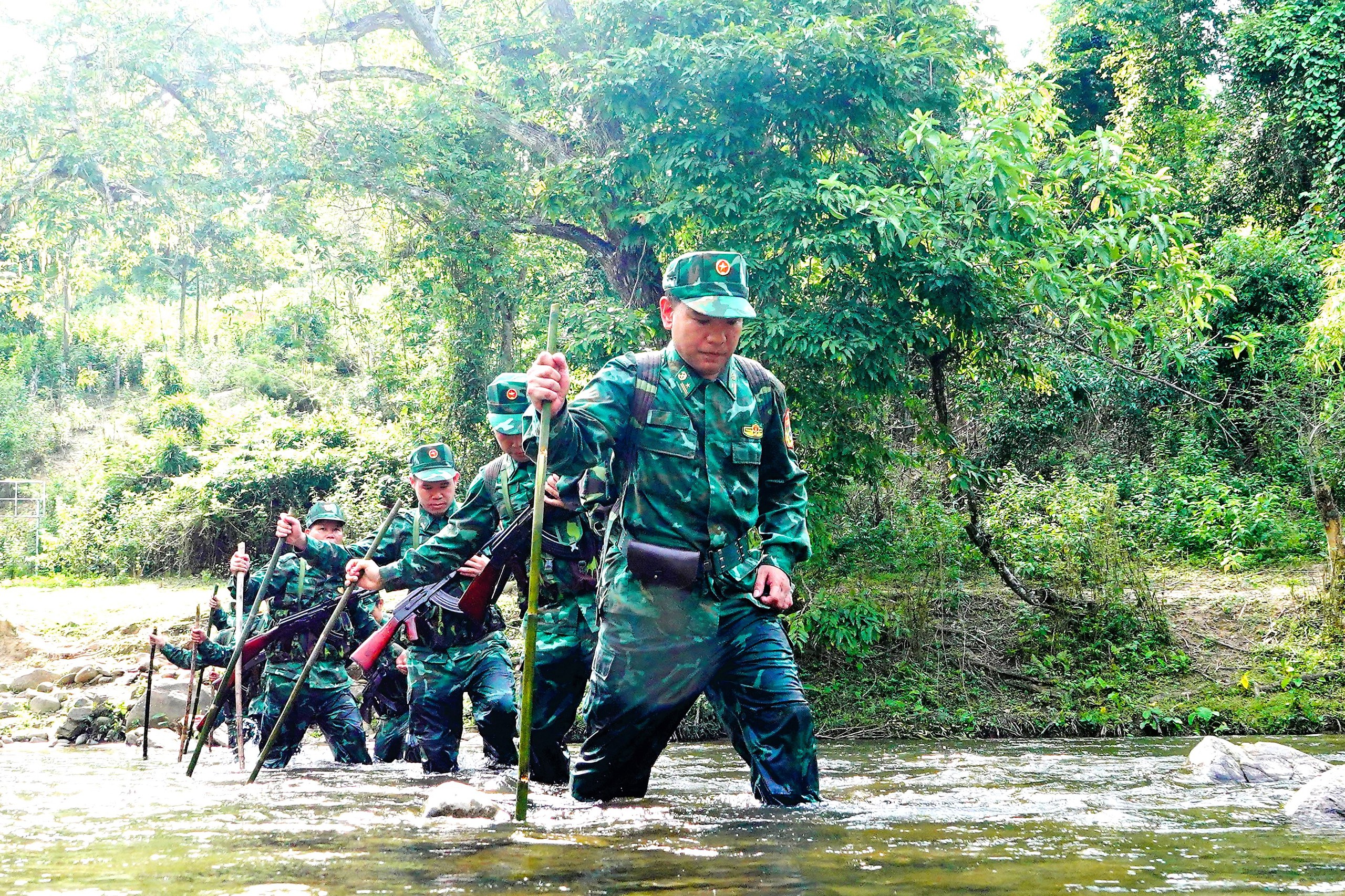 Theo bước chân cha: Con gái xuống biển, con trai lên rừng- Ảnh 2. Theo bước chân cha: Con gái xuống biển, con trai lên rừng- Ảnh 2.