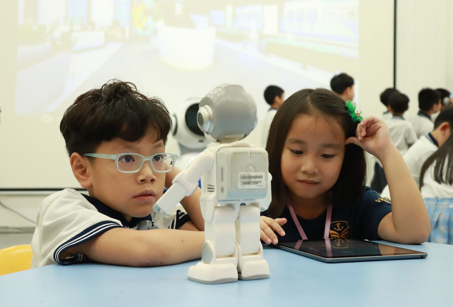 Trẻ em được thỏa sức sáng tạo, đam mê trong nhiều trạm tại Ngày hội Vùng đất diệu kỳ 