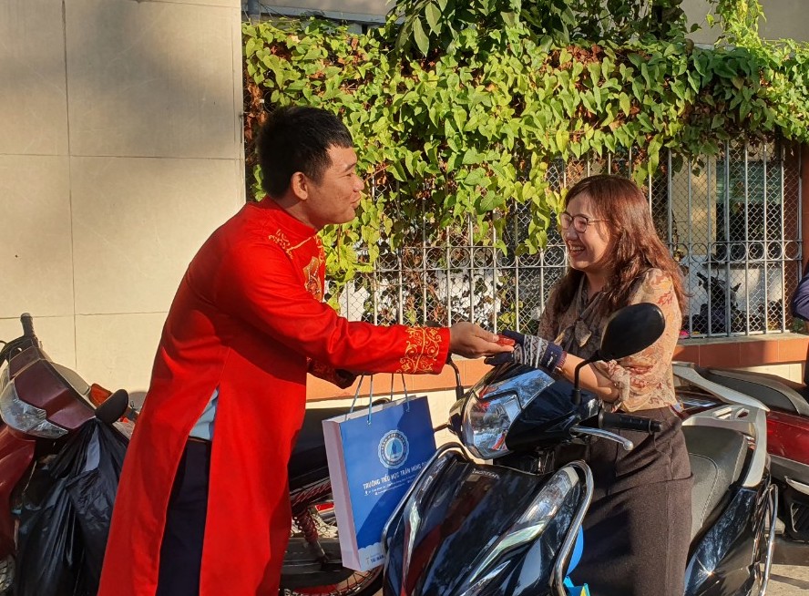 Sáng 8.3, mẹ đưa con đến cổng trường thì nhận điều bất ngờ- Ảnh 3. Sáng 8.3, mẹ đưa con đến cổng trường thì nhận điều bất ngờ- Ảnh 3.