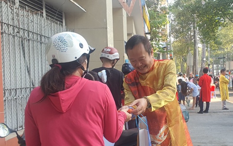 Sáng 8.3, mẹ đưa con đến cổng trường thì nhận điều bất ngờ- Ảnh 6. Sáng 8.3, mẹ đưa con đến cổng trường thì nhận điều bất ngờ- Ảnh 6.