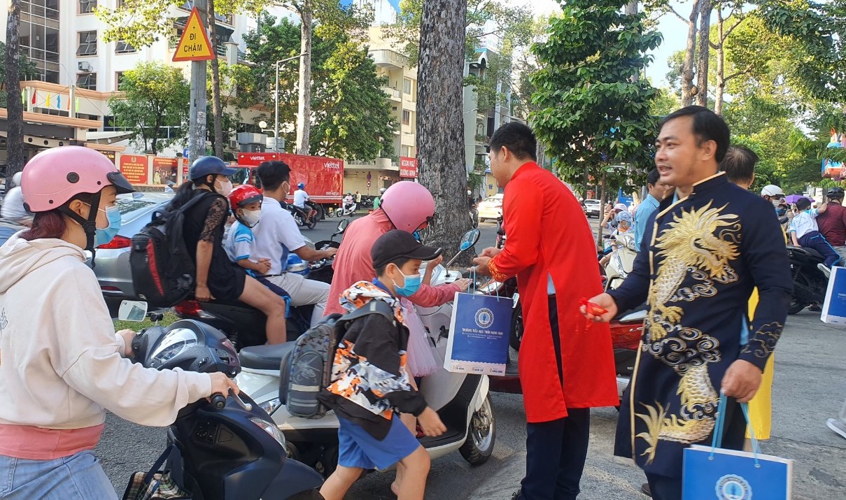 Sáng 8.3, mẹ đưa con đến cổng trường thì nhận điều bất ngờ- Ảnh 5. Sáng 8.3, mẹ đưa con đến cổng trường thì nhận điều bất ngờ- Ảnh 5.