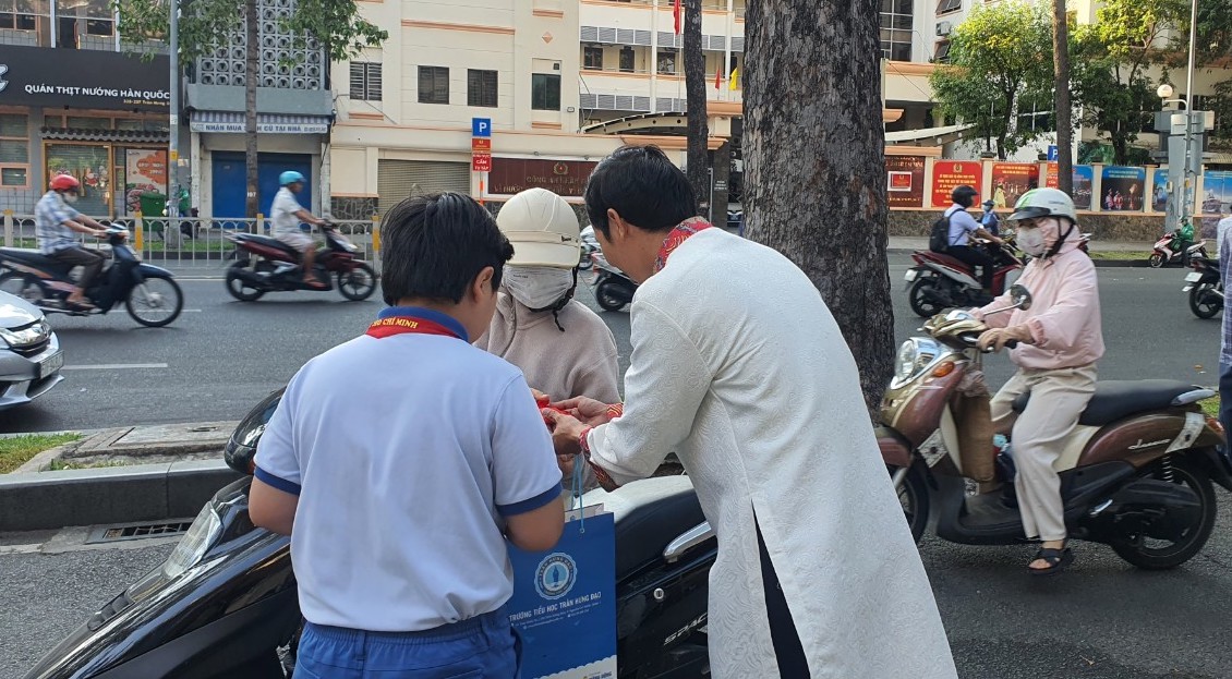 Sáng 8.3, mẹ đưa con đến cổng trường thì nhận điều bất ngờ- Ảnh 7. Sáng 8.3, mẹ đưa con đến cổng trường thì nhận điều bất ngờ- Ảnh 7.