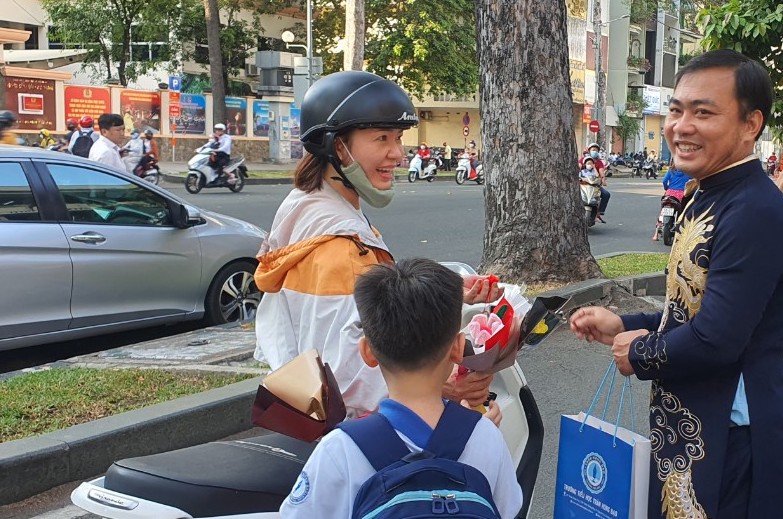 Sáng 8.3, mẹ đưa con đến cổng trường thì nhận điều bất ngờ- Ảnh 4. Sáng 8.3, mẹ đưa con đến cổng trường thì nhận điều bất ngờ- Ảnh 4.