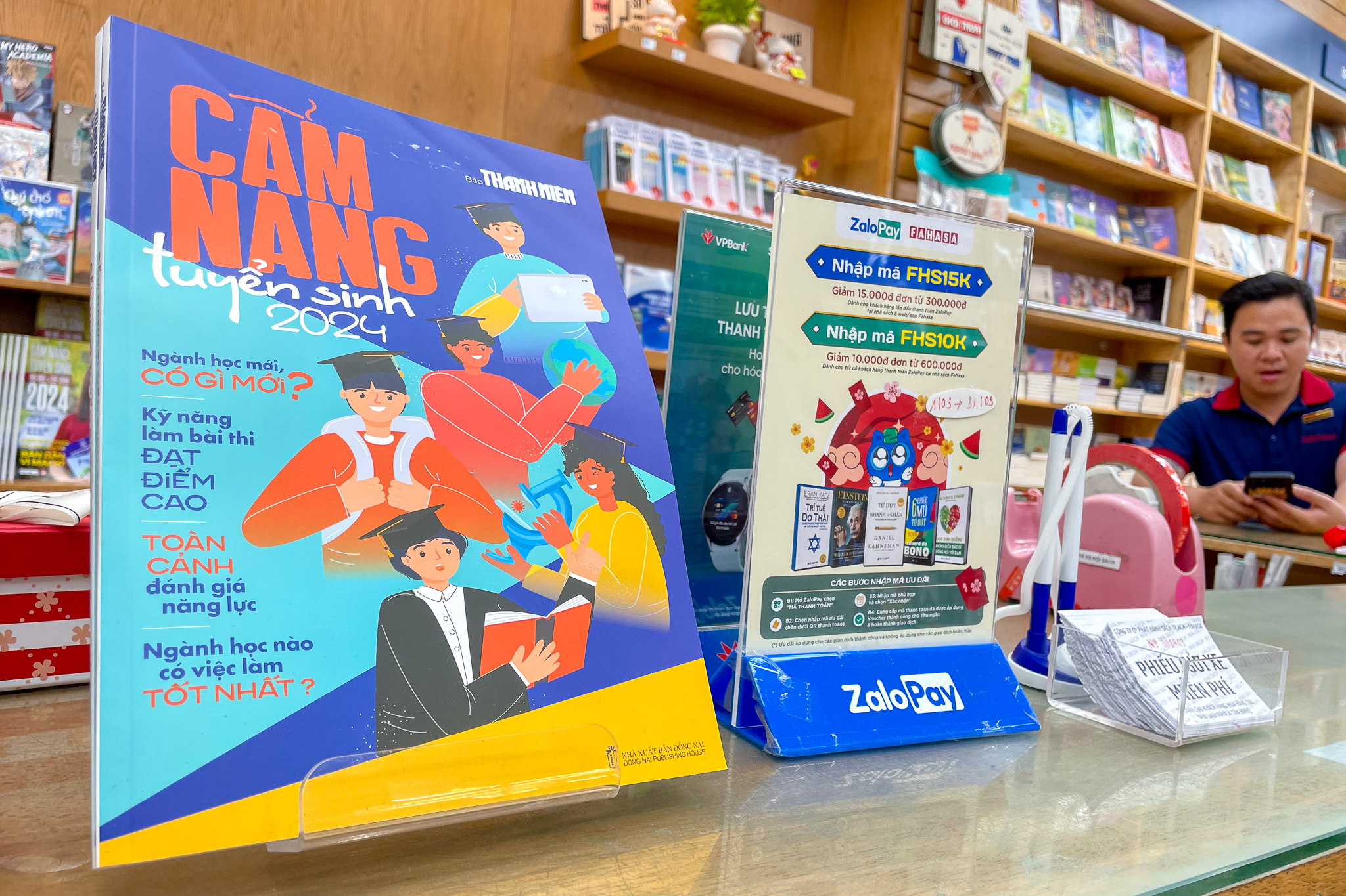'Bí kíp' cần thiết cho mùa tuyển sinh ĐH 2024 'phủ sóng' nhà sách, sàn điện tử- Ảnh 3. 'Bí kíp' cần thiết cho mùa tuyển sinh ĐH 2024 'phủ sóng' nhà sách, sàn điện tử- Ảnh 3.