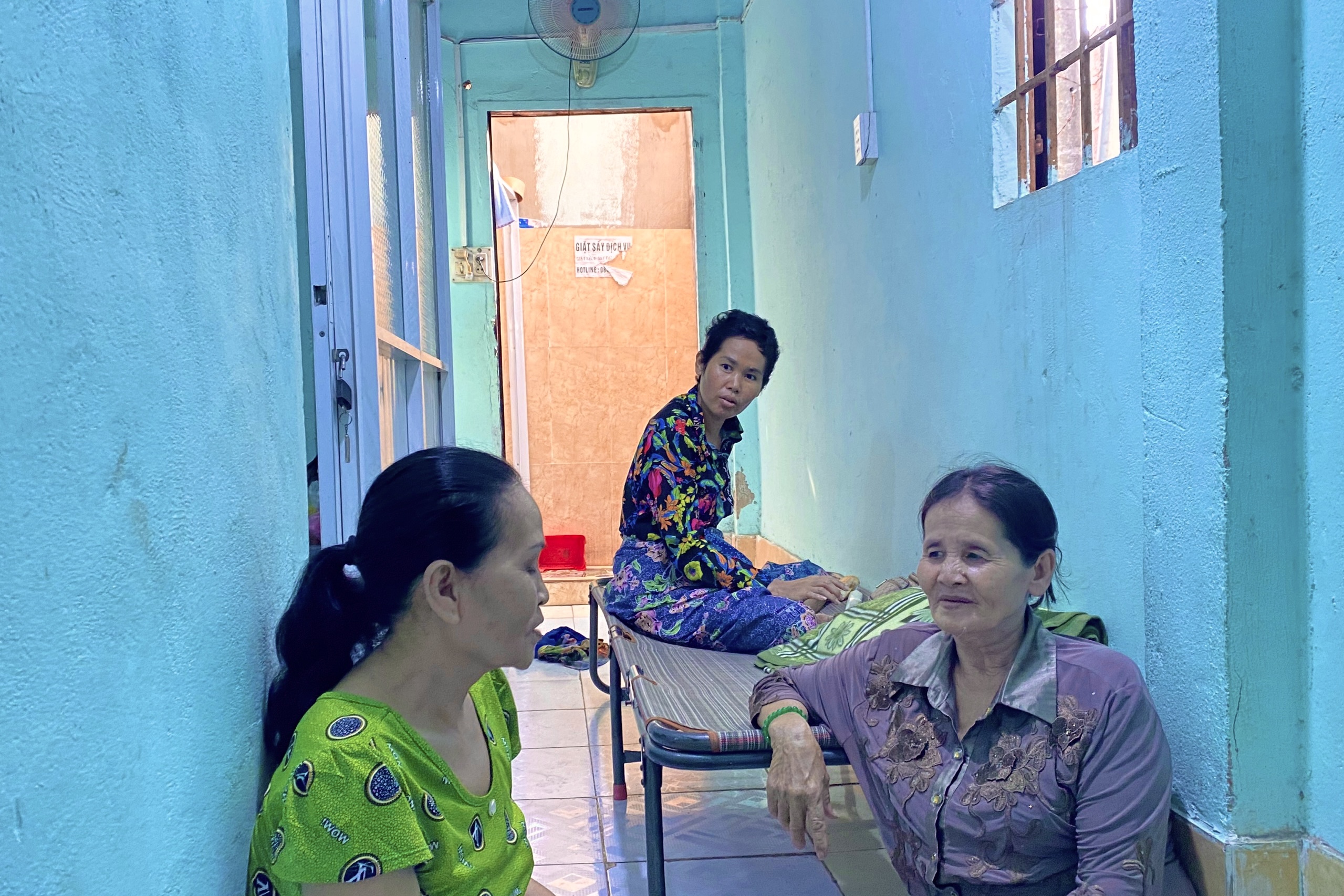 'Xóm trọ ung thư' gần Bệnh viện Ung bướu TP.HCM: 'Thấy mẹ ngồi khóc hoài cũng thương'- Ảnh 6.