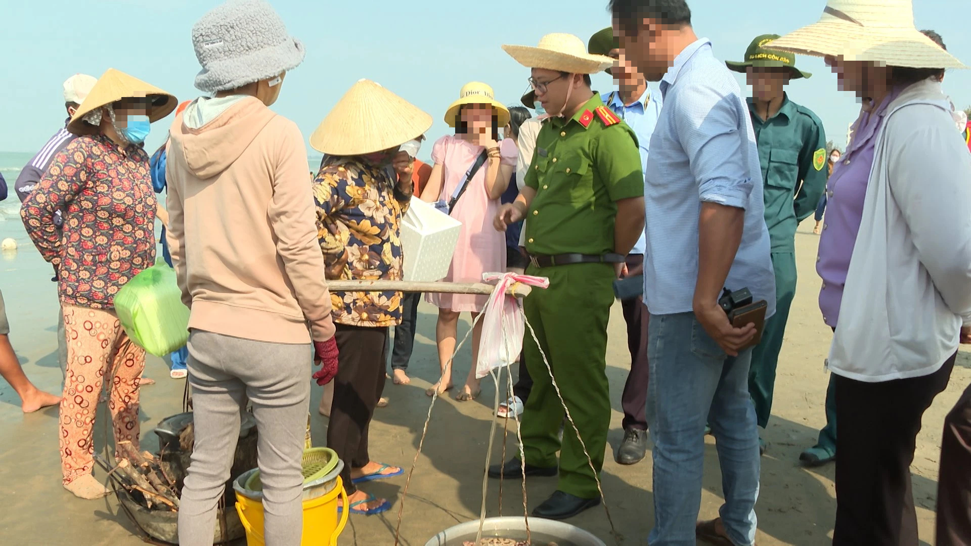 Bán hàng rong, 'cân điêu' hải sản, chèo kéo du khách ở Dinh Cô Long Hải- Ảnh 2. Bán hàng rong, 'cân điêu' hải sản, chèo kéo du khách ở Dinh Cô Long Hải- Ảnh 2.